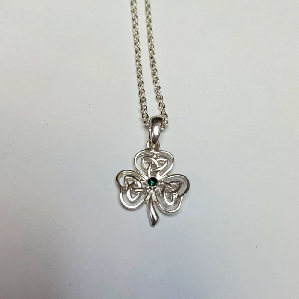 Saint Patricks day lucky clover necklace ~ 16 inches made by Avon 2010